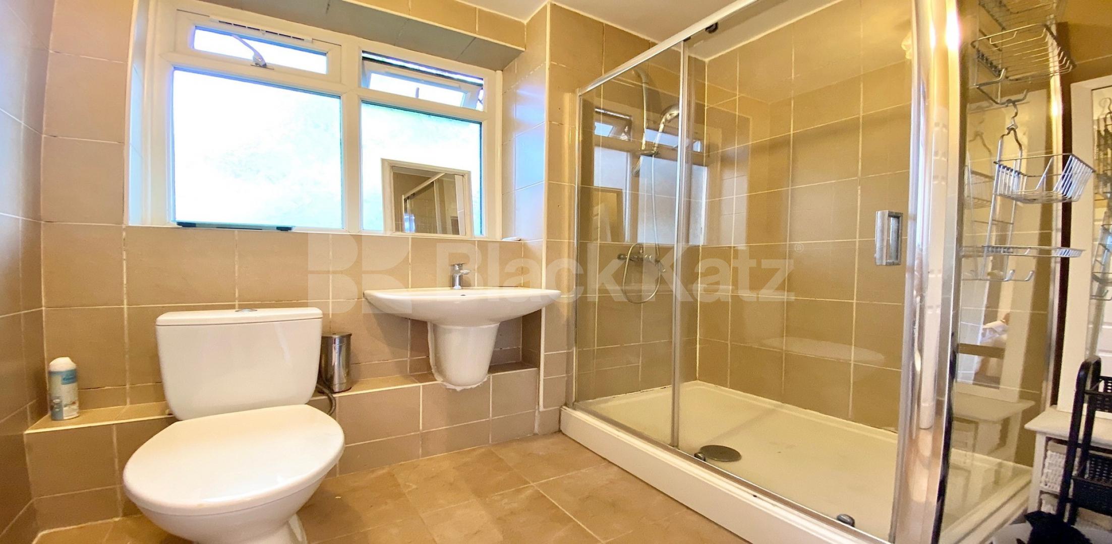 			VIRTUAL TOUR AVAILABLE!, 3 Bedroom, 1 bath, 1 reception Apartment			 King Henrys Walk, DALSTON N1